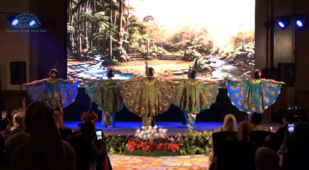 Ekor tari merak Sunda dalam acara launching buku Tari Merak Sunda