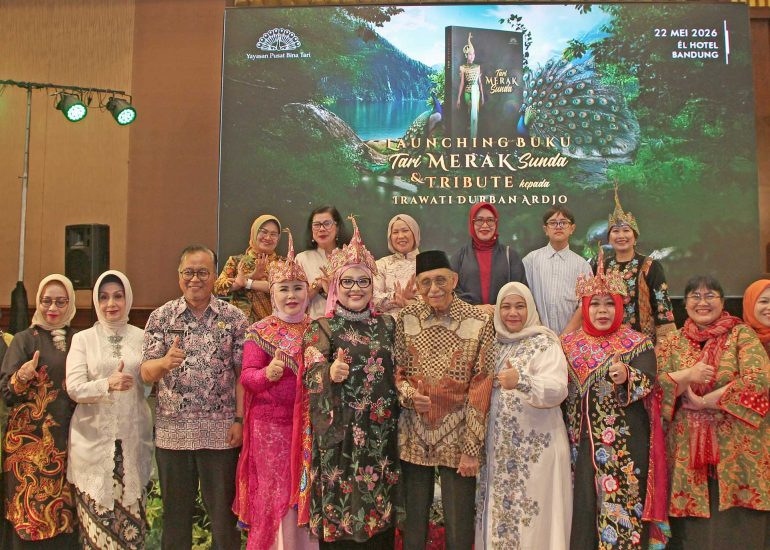 Berfoto bersama
